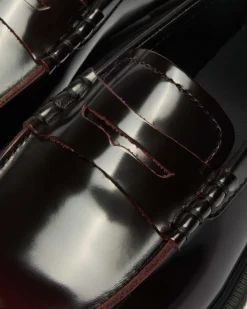 Mocassins Mayfare en cuir Rub Off in Rouge Cherry Red