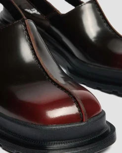 Mules Maybole en cuir Rub Off à bouts carrés in Rouge Cherry Red